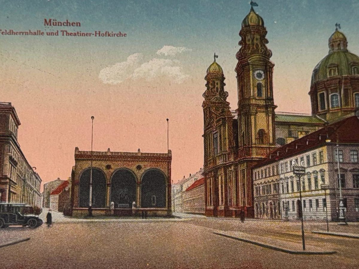 Cartolina a colori della Feldherrnhalle e della chiesa dei Teatini con automobili lungo la strada