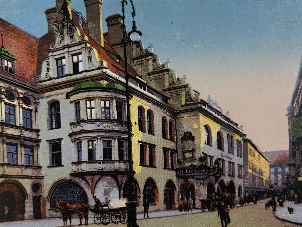 Cartolina colorata della Hofbräuhaus di Monaco con un carro trainato da cavalli
