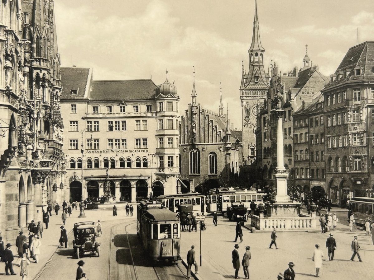 Cartolina fotografica della Marienplatz di Monaco con la colonna di Maria, tram e automobili