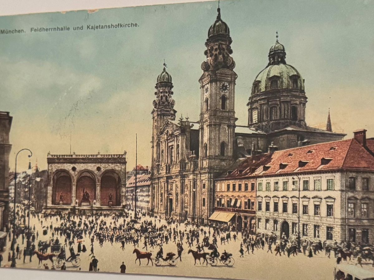 Cartolina colorata dell’Odeonsplatz con la Feldherrnhalle, la chiesa dei Teatini, carrozze e folla, 1908