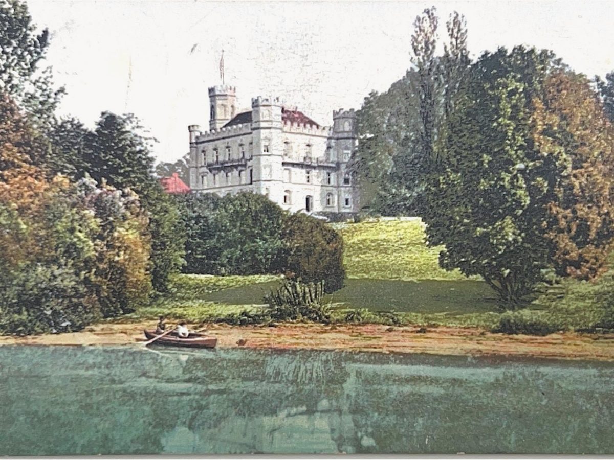Cartolina colorata del castello di Berg sul lago di Starnberg con una barca a remi