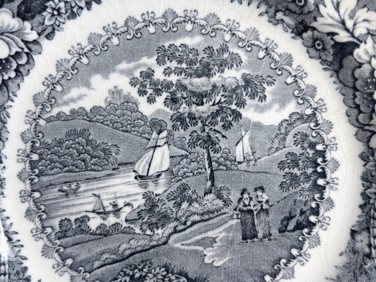 Piatto da dessert Bristol Scenes Cook’s Folly con velieri, un albero e due donne lungo il fiume