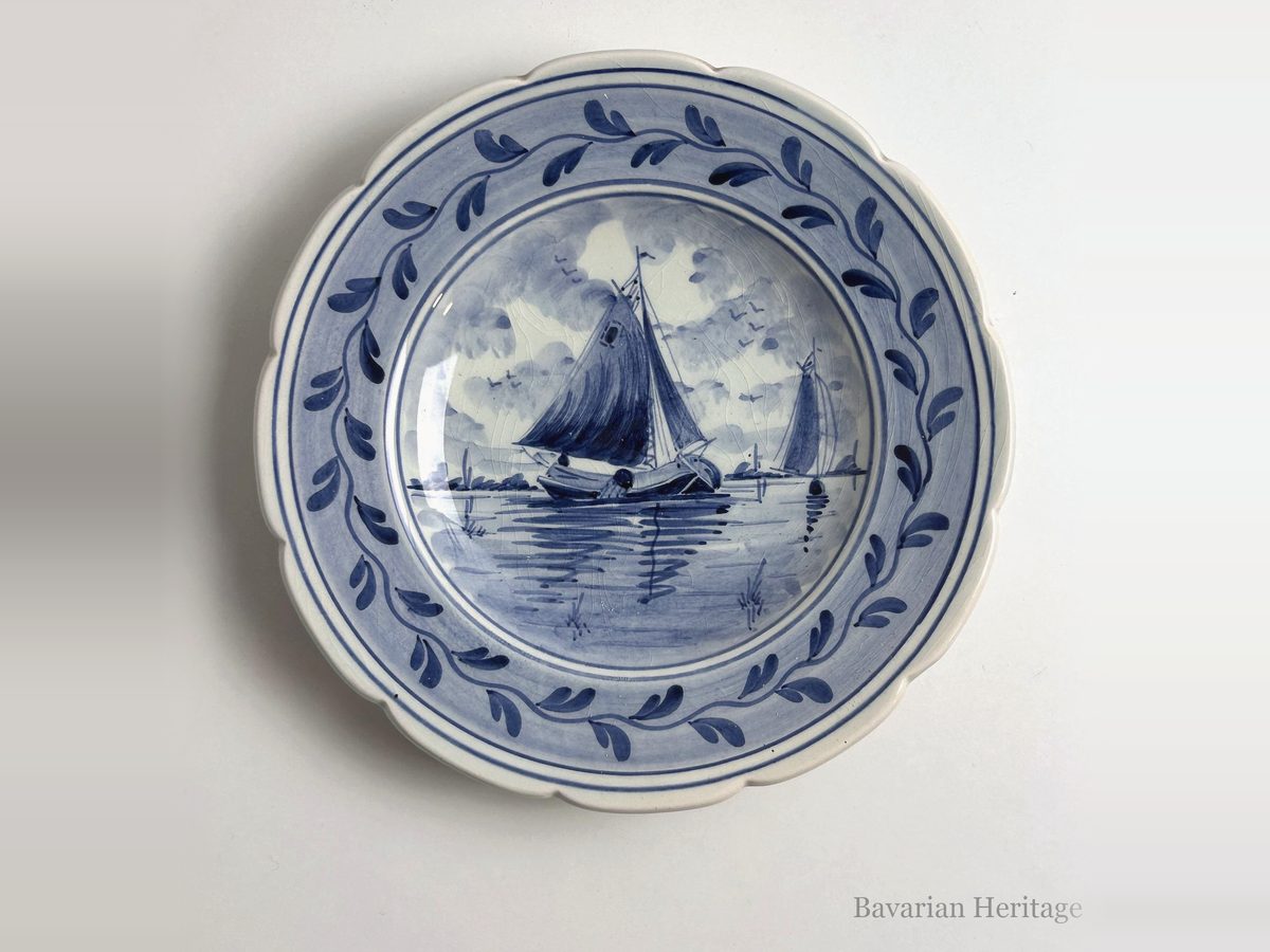Piatto da parete di Delft con un veliero in bianco e blu