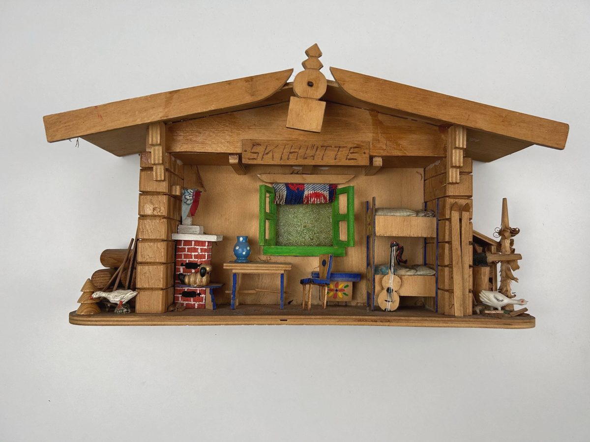 Diorama in legno dell’Erzgebirge: baita da sci con piccoli arredi