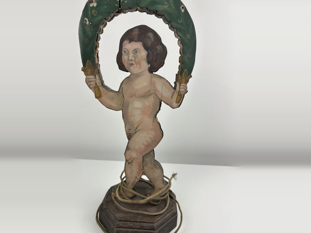 Candeliere antico in legno con putto dipinto e corona verde