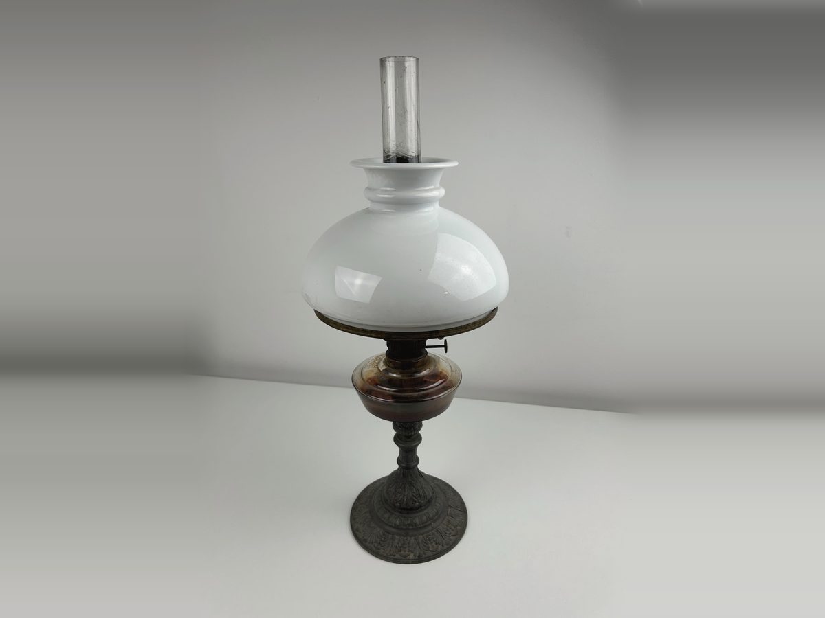 Lampada a petrolio bianca con tubo di vetro e base in metallo