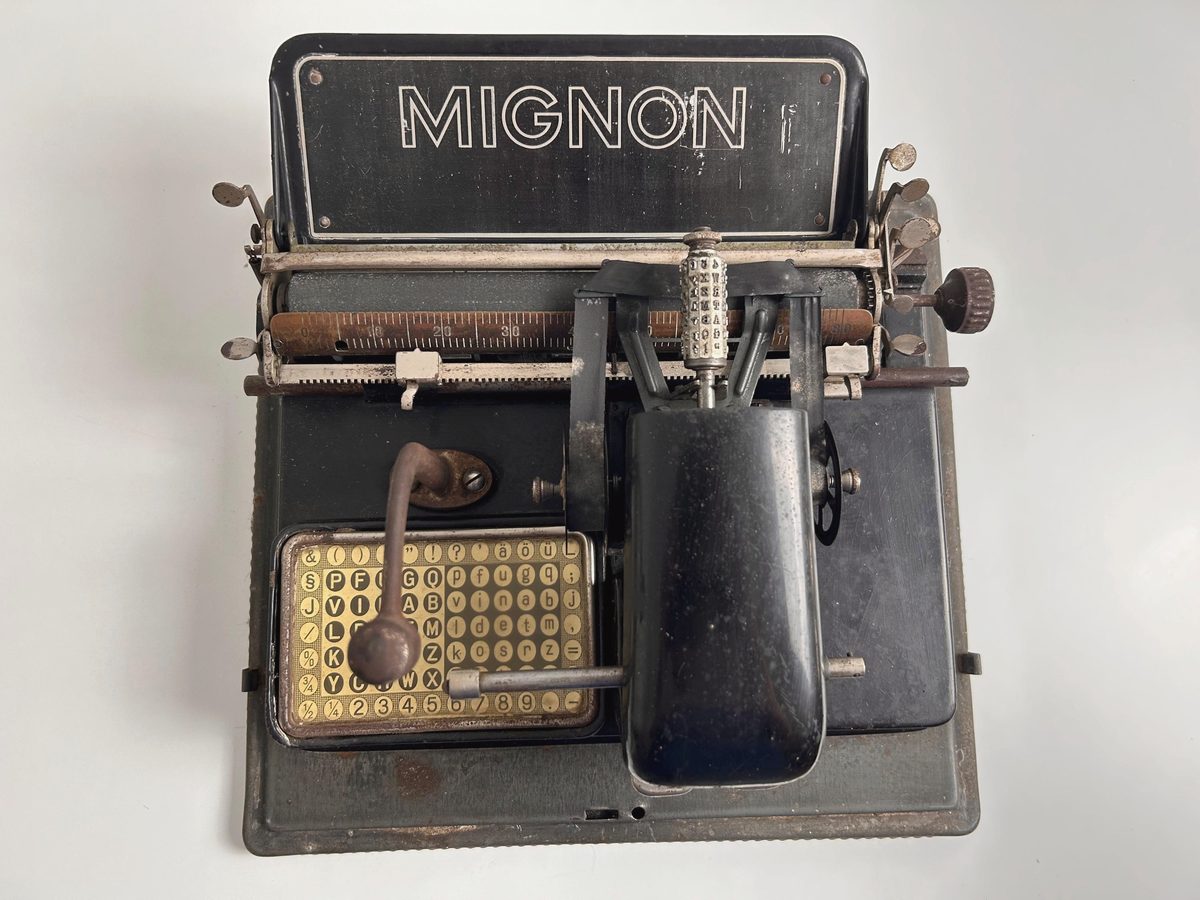 Macchina da scrivere a indice AEG Mignon degli anni Venti