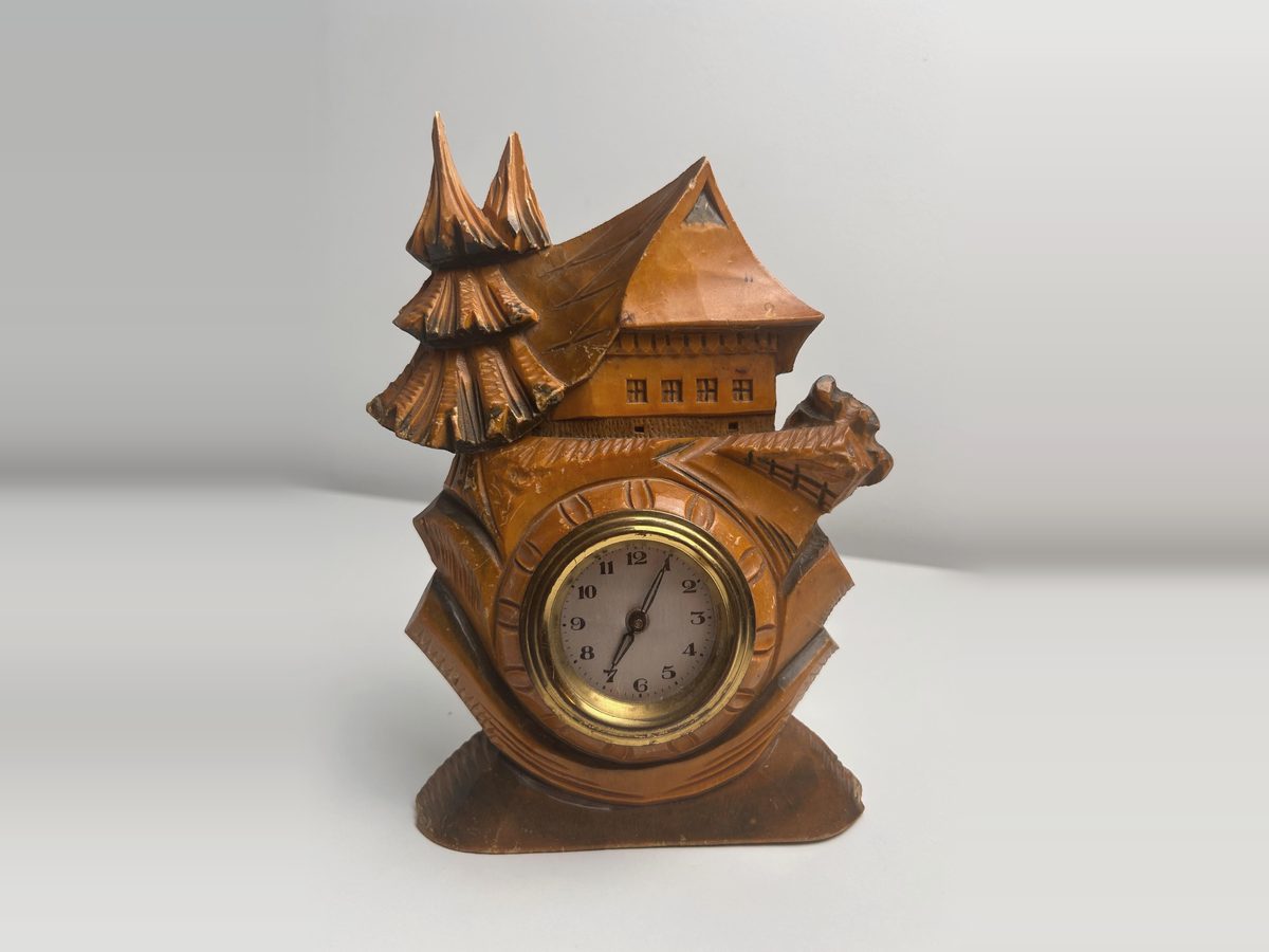 Orologio da tavolo intagliato della Foresta Nera con casa e abeti