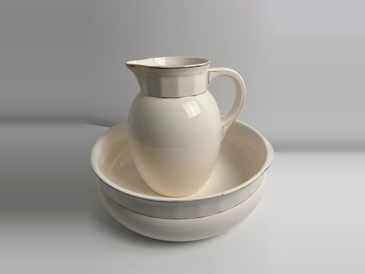 Set da toeletta Villeroy & Boch con brocca e catino, color crema con filo d’oro