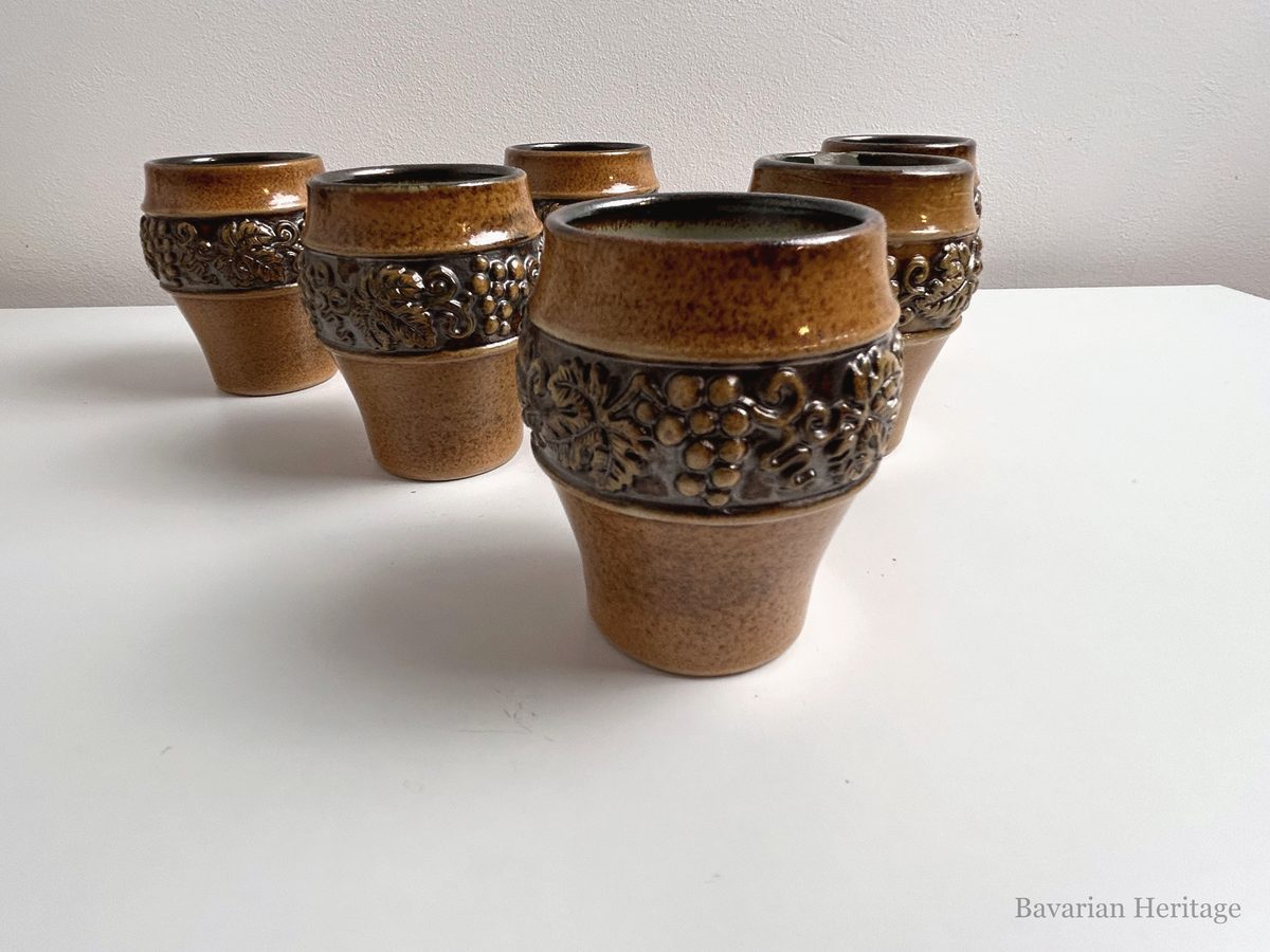 Seis vasos de cerámica Gerz con decoración en relieve