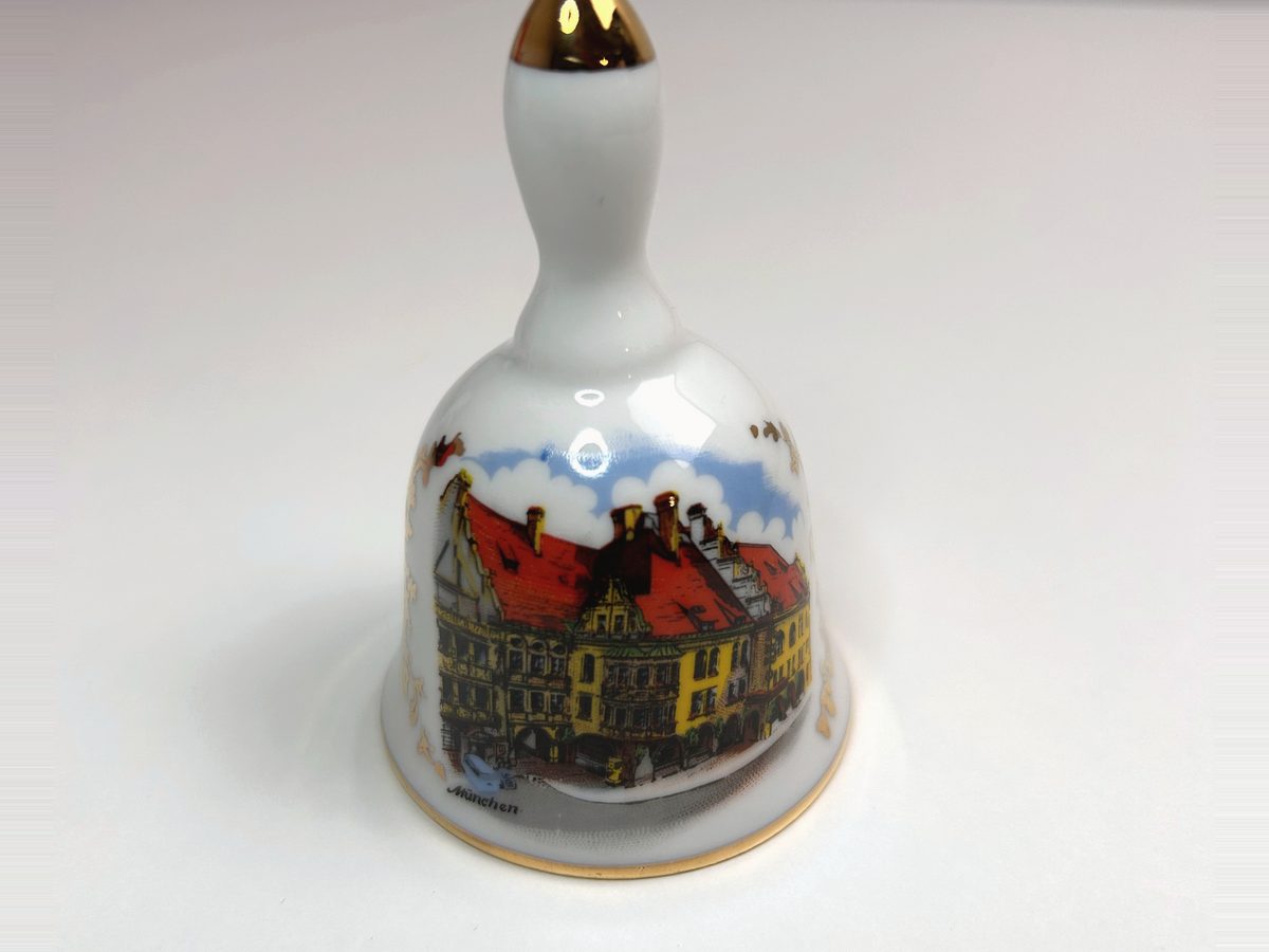Campanilla de porcelana pintada con borde dorado