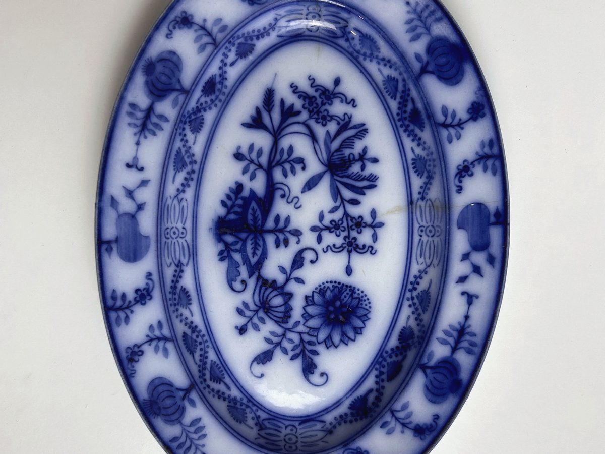 Fuente ovalada de Villeroy & Boch con decoración floral azul