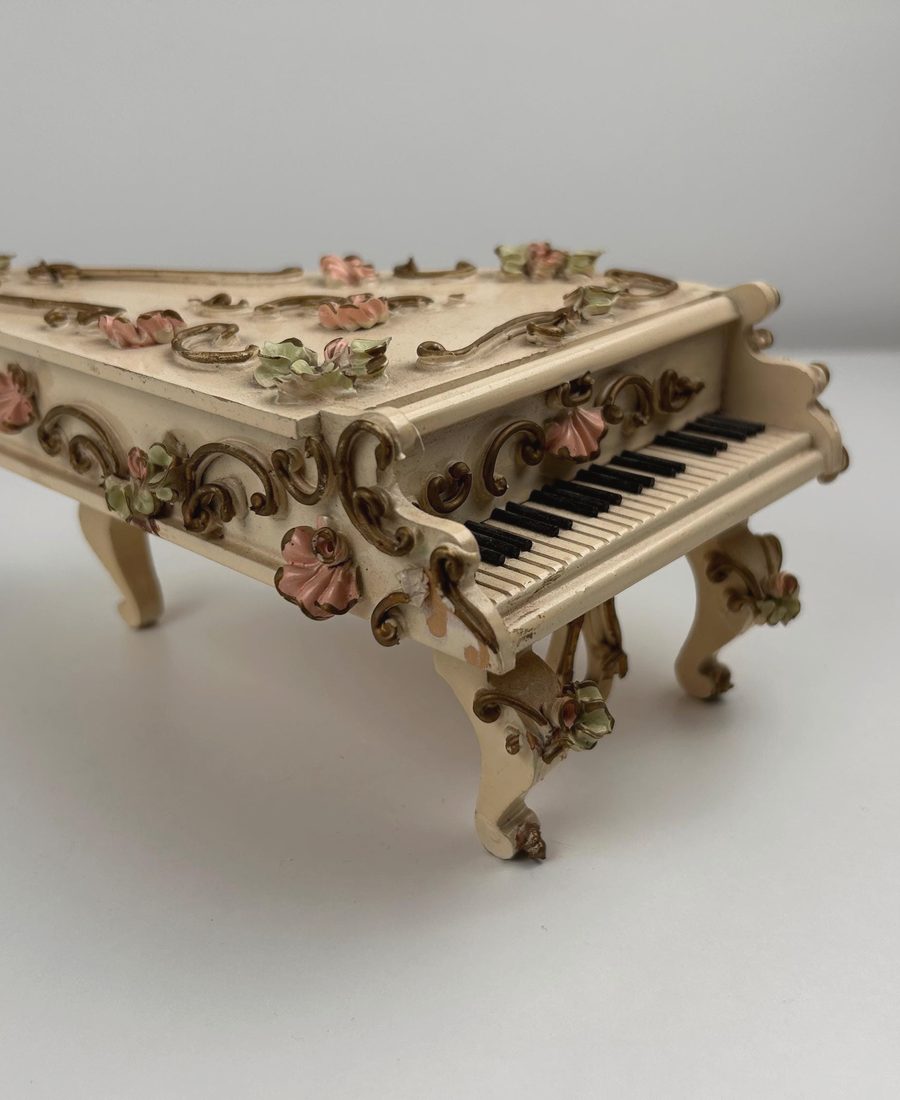 Carillon a forma di pianoforte a coda decorato con rose